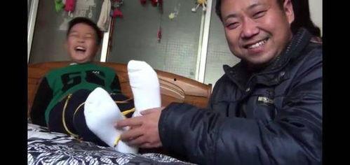 挠帅哥脚心视频